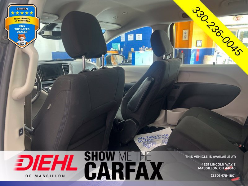 Used 2021 Chrysler Pacifica Touring w/ Cold Weather Group FWD image 17