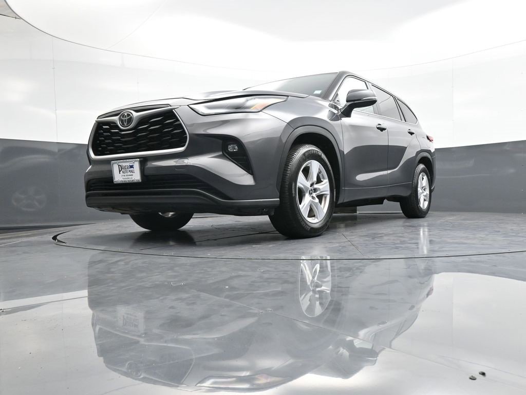 Certified 2023 Toyota Highlander L image 27