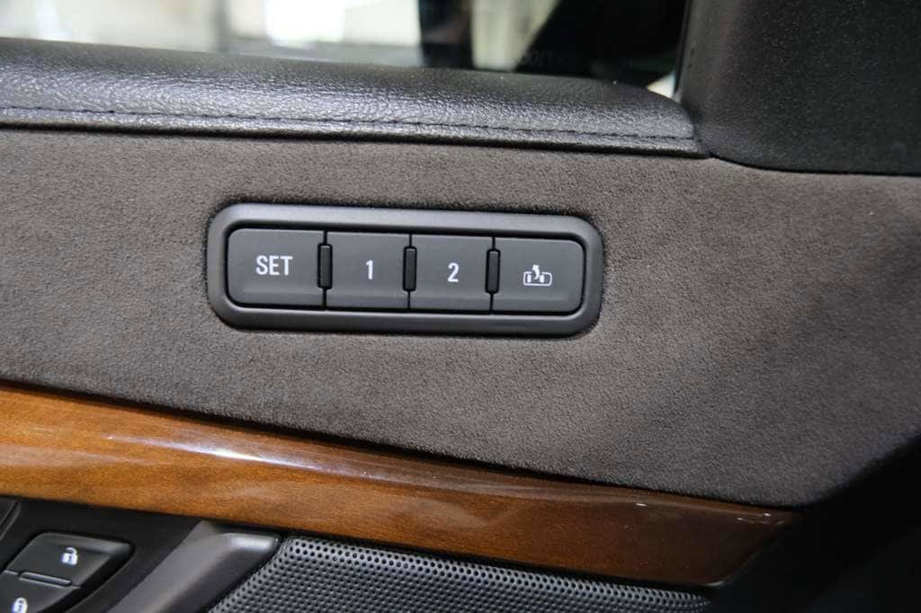 Used 2018 Cadillac Escalade Premium Luxury AWD/4WD image 19