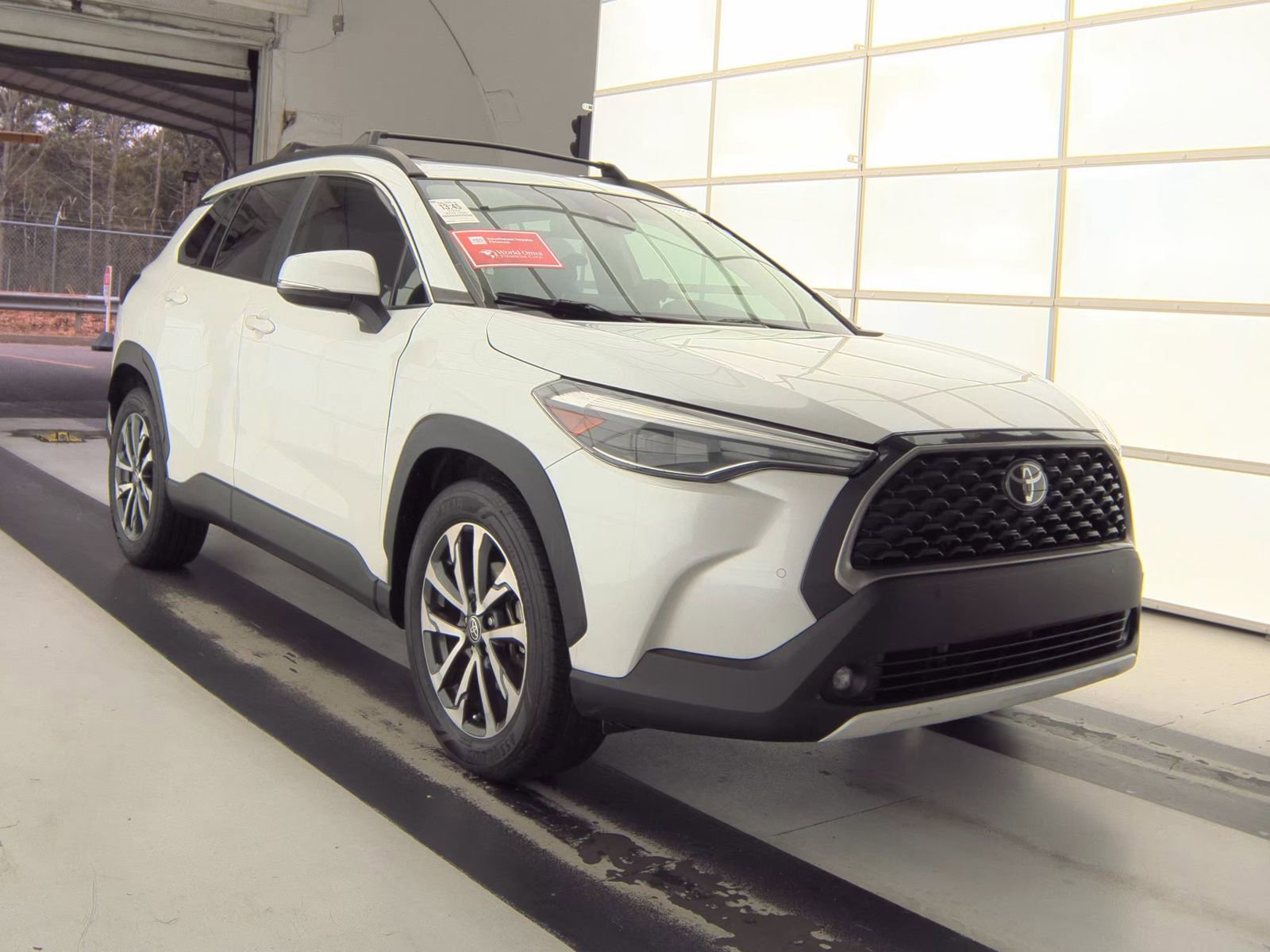 Used 2022 Toyota Corolla Cross XLE w/ Convenience Package image 5