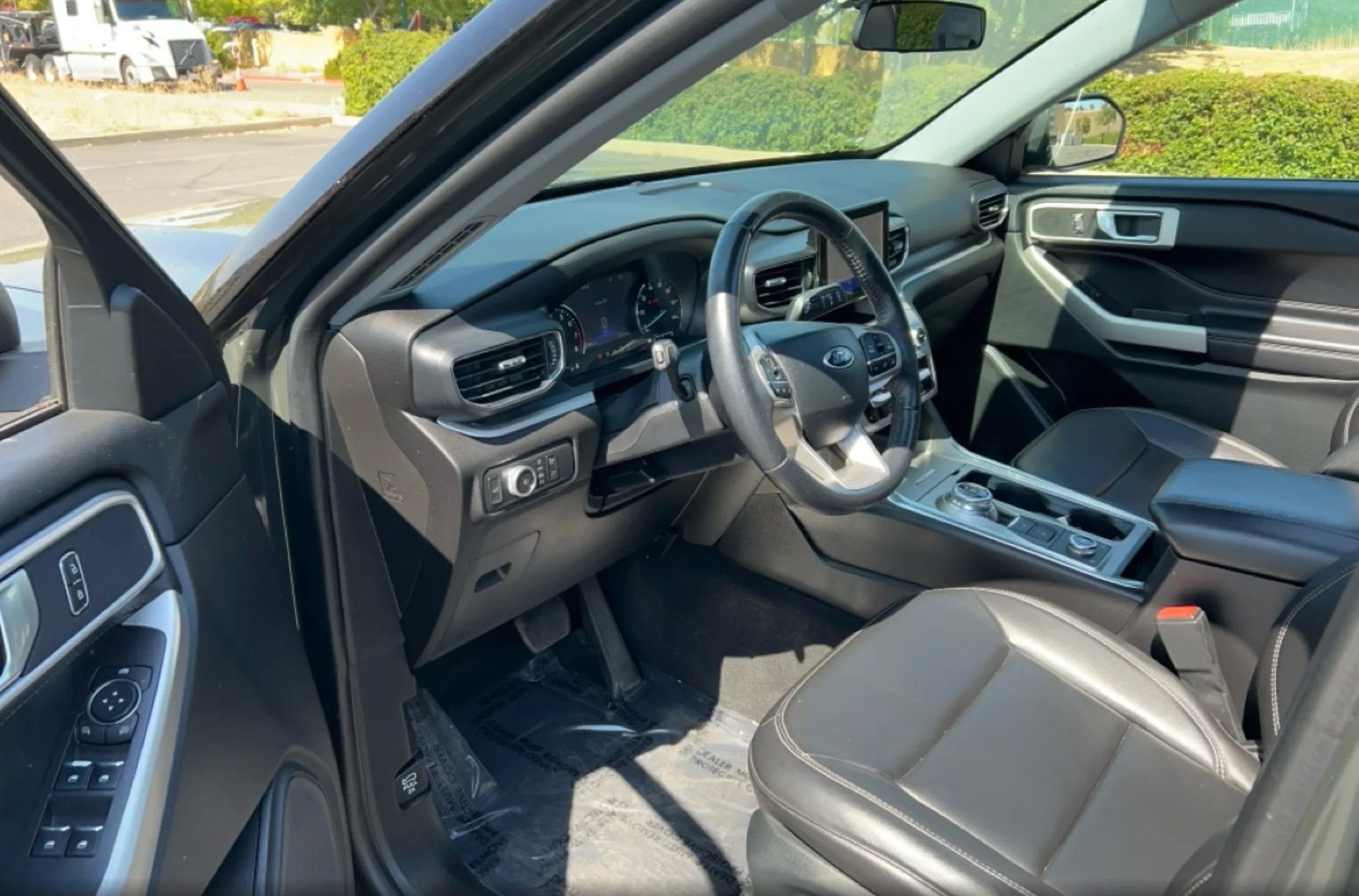 Used 2022 Ford Explorer XLT w/ Equipment Group 202A image 9