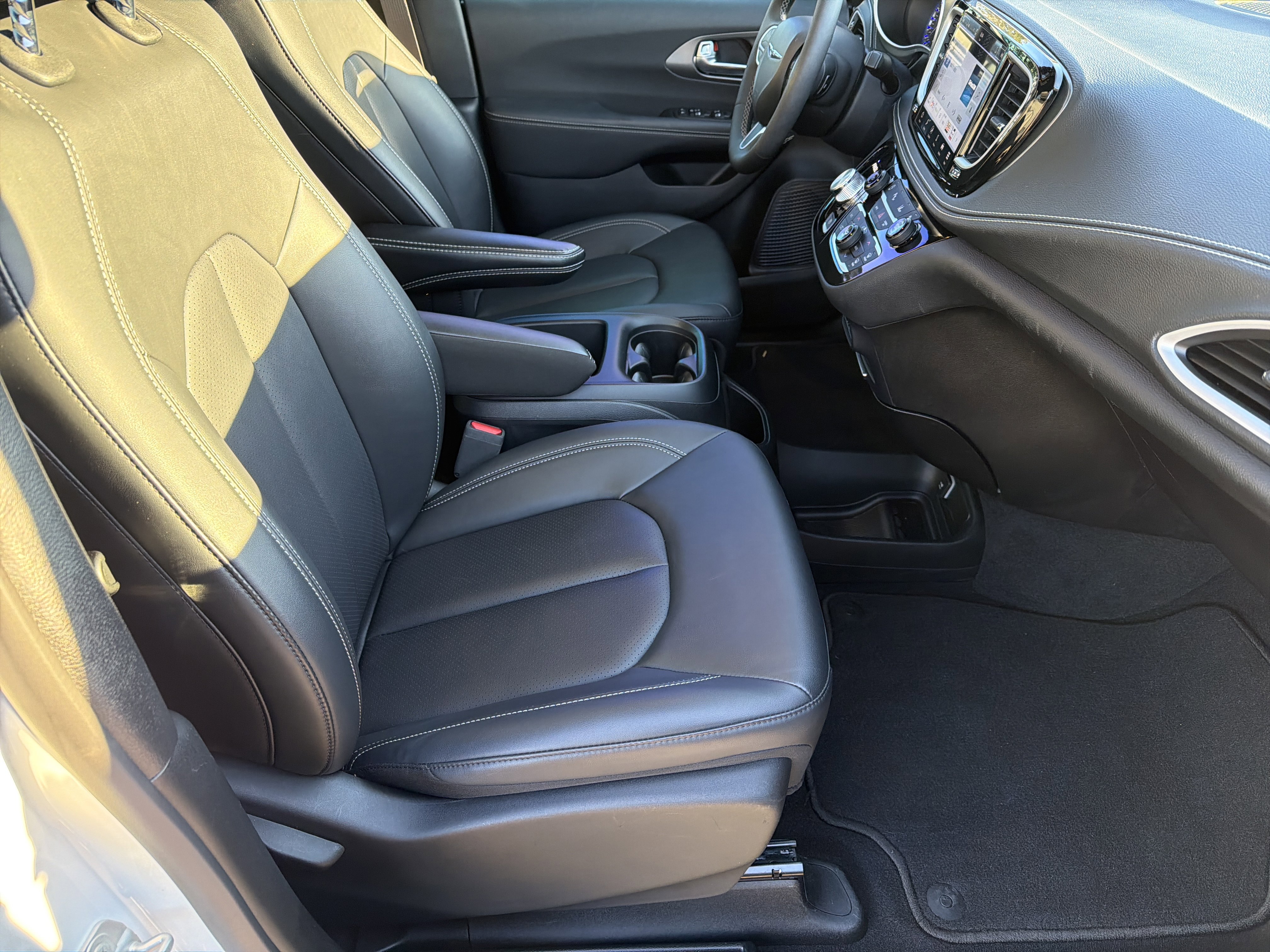 Used 2025 Chrysler Pacifica Select image 14