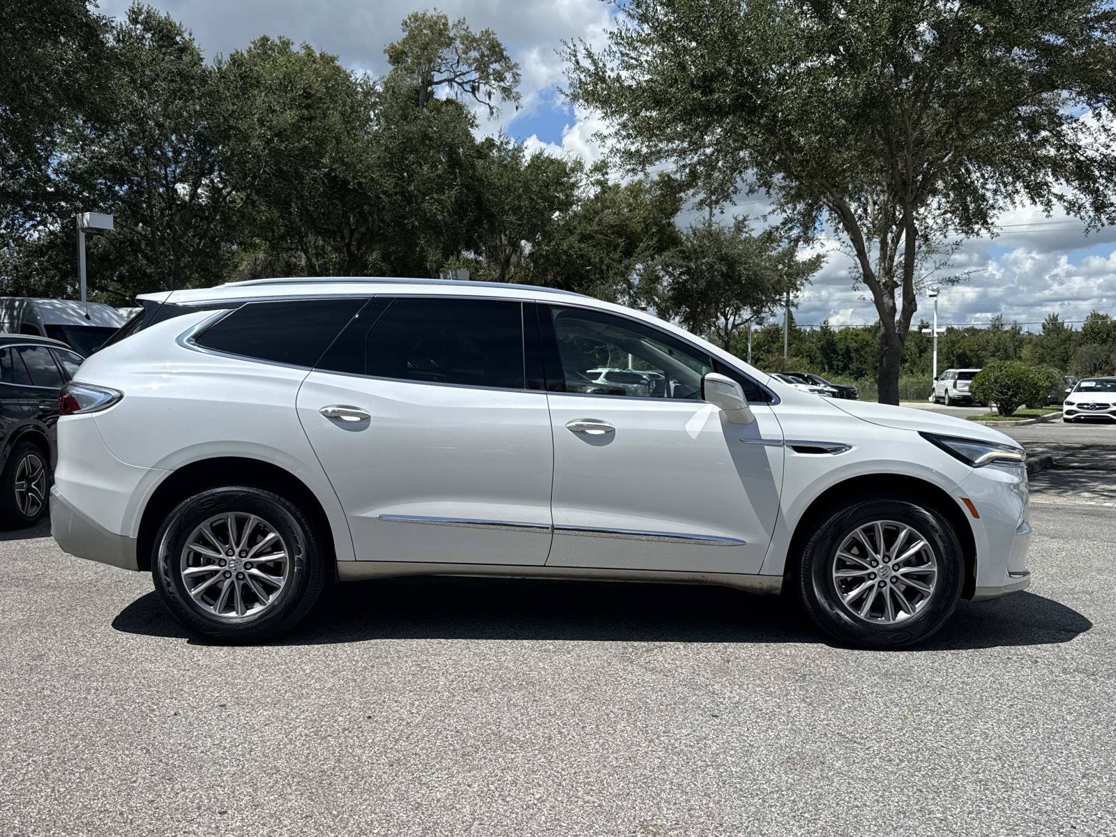 Used 2023 Buick Enclave Essence AWD/4WD image 2