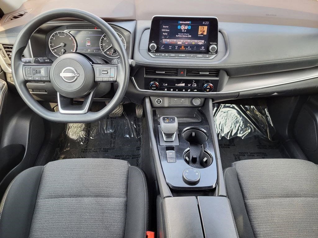 Used 2023 Nissan Rogue SV image 2