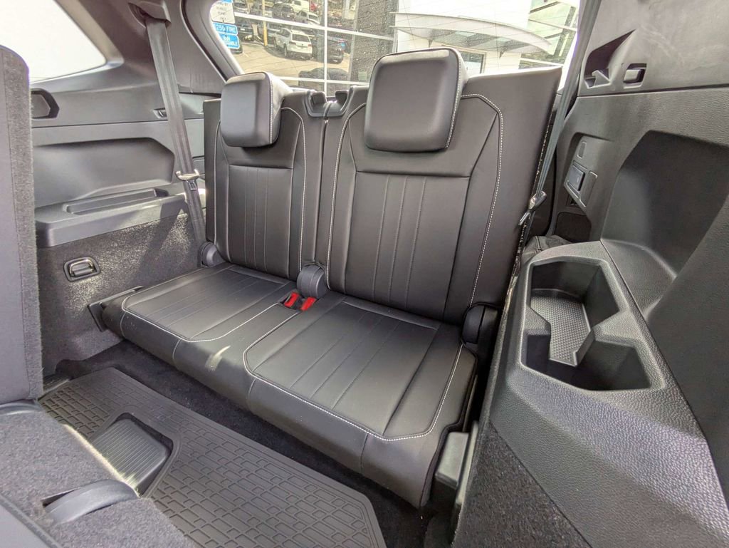 Used 2023 Volkswagen Tiguan SE R-Line image 17