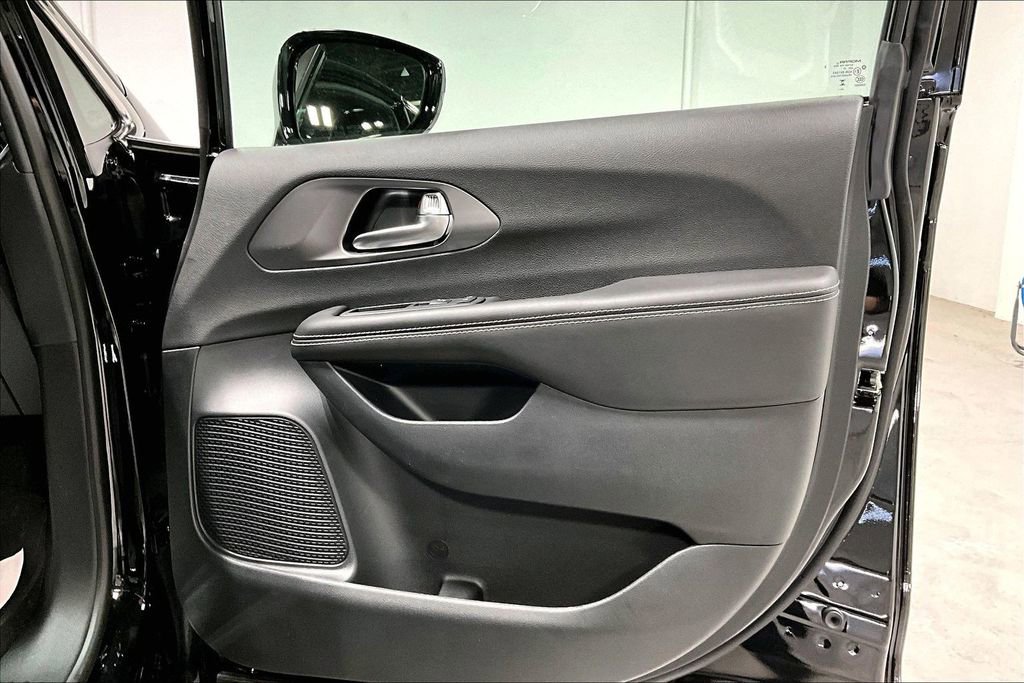 New 2026 Chrysler Pacifica Select image 11