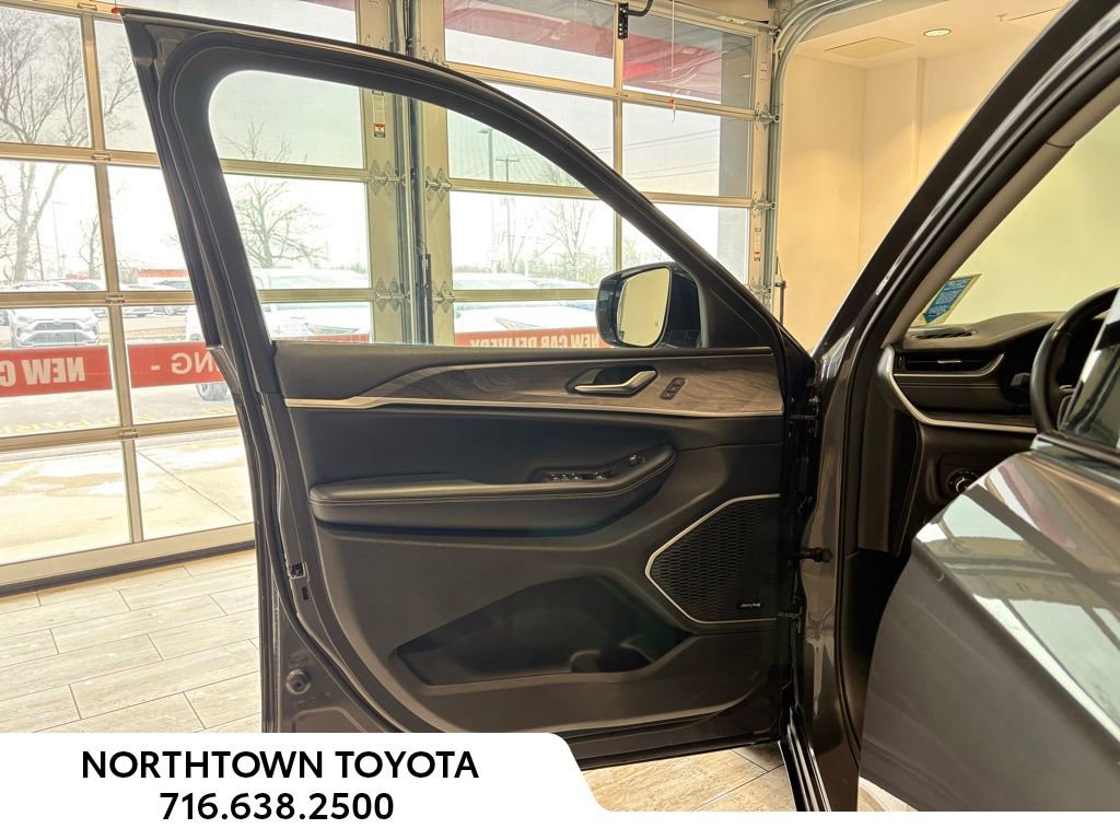 Used 2021 Jeep Grand Cherokee L Limited AWD/4WD image 39