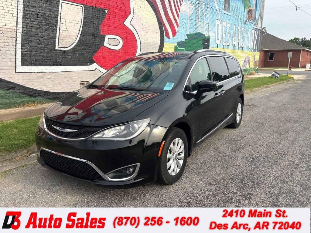 Used 2019 Chrysler Pacifica Touring-L FWD image 1