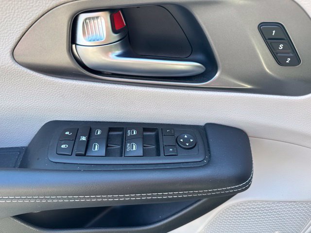 Used 2023 Chrysler Pacifica Touring-L FWD image 15