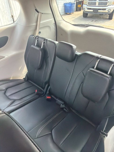 Used 2023 Chrysler Pacifica Touring-L FWD image 11