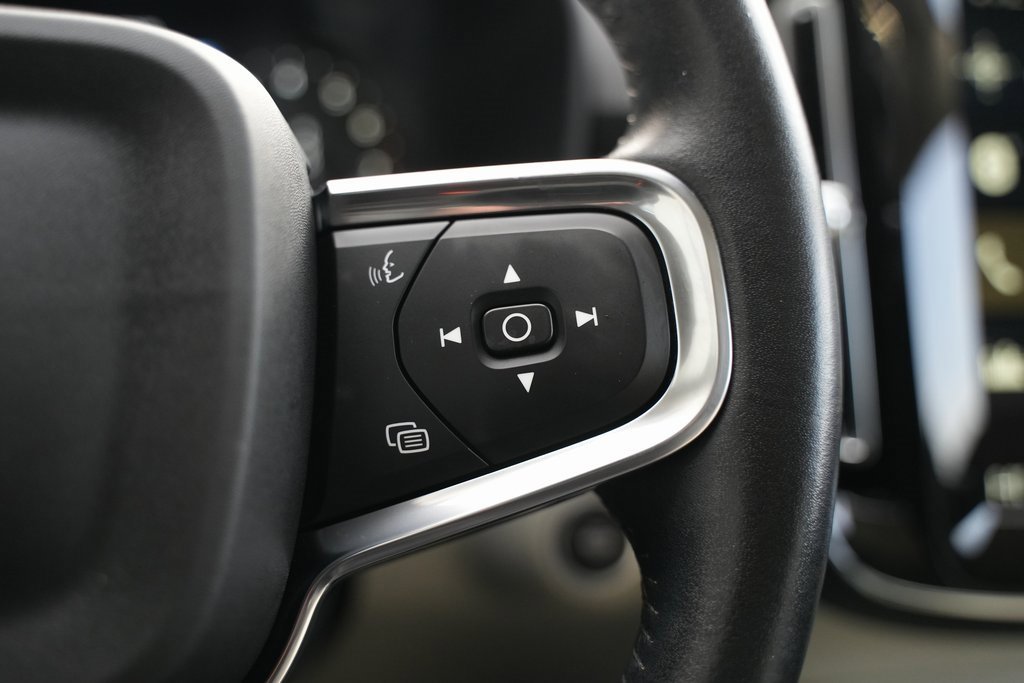 Used 2021 Volvo XC40 T5 Momentum w/ Premium Package image 27