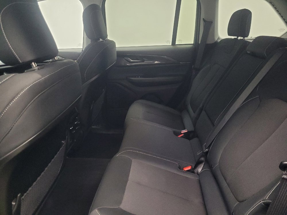 Used 2023 Jeep Grand Cherokee Laredo image 18