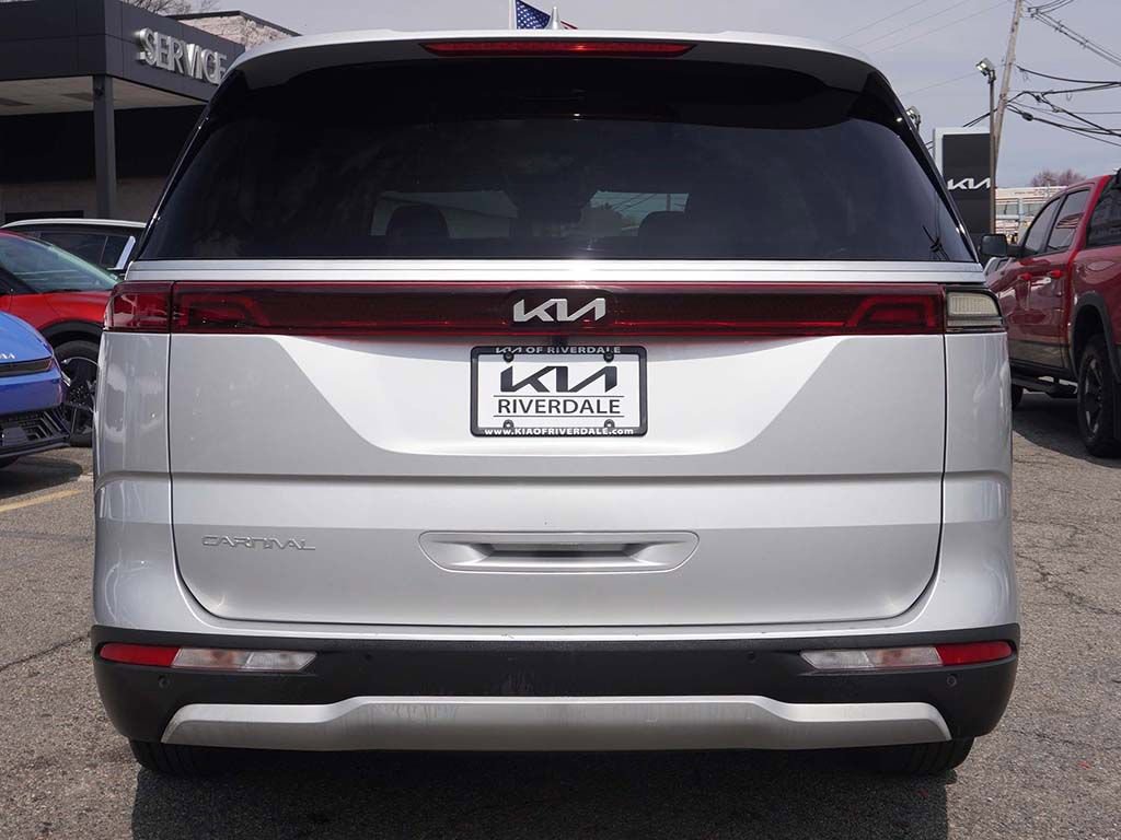 Used 2023 Kia Carnival LX image 13