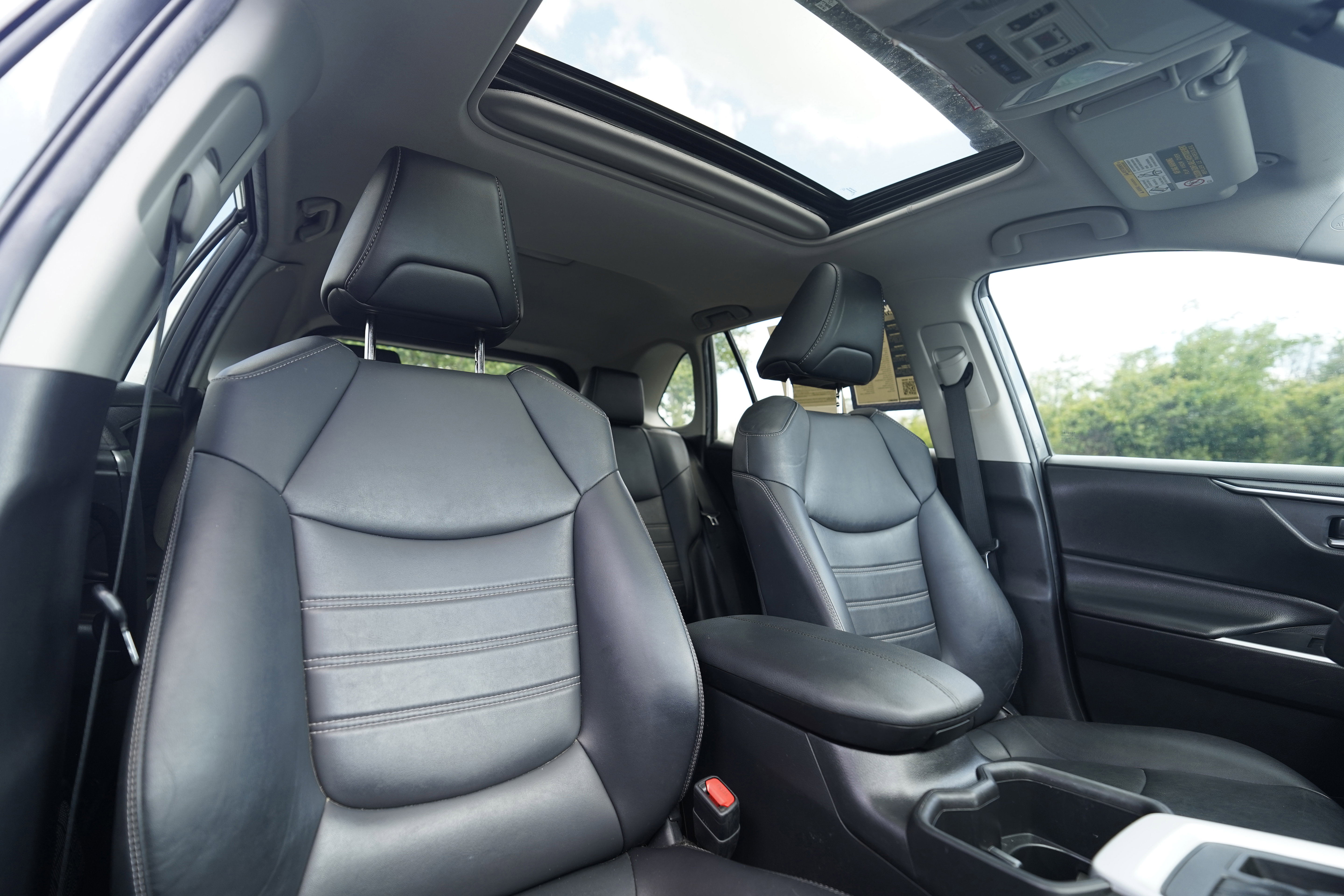 Used 2022 Toyota RAV4 XLE Premium FWD image 10