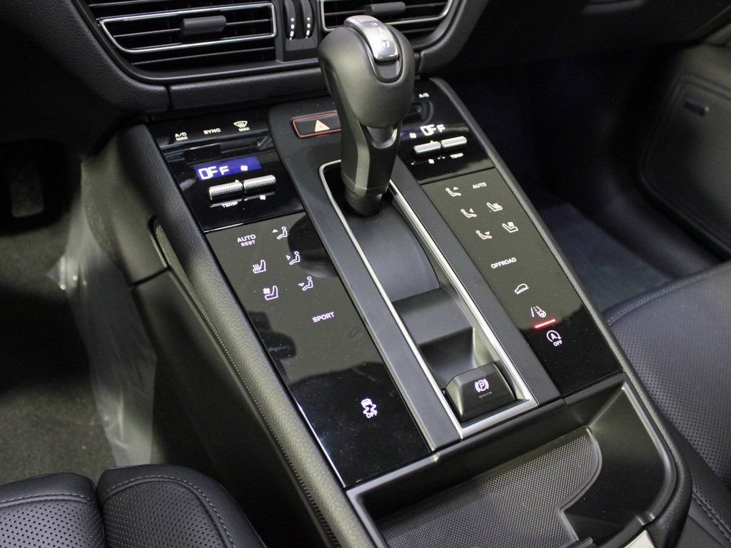 Certified 2026 Porsche Macan AWD/4WD image 28