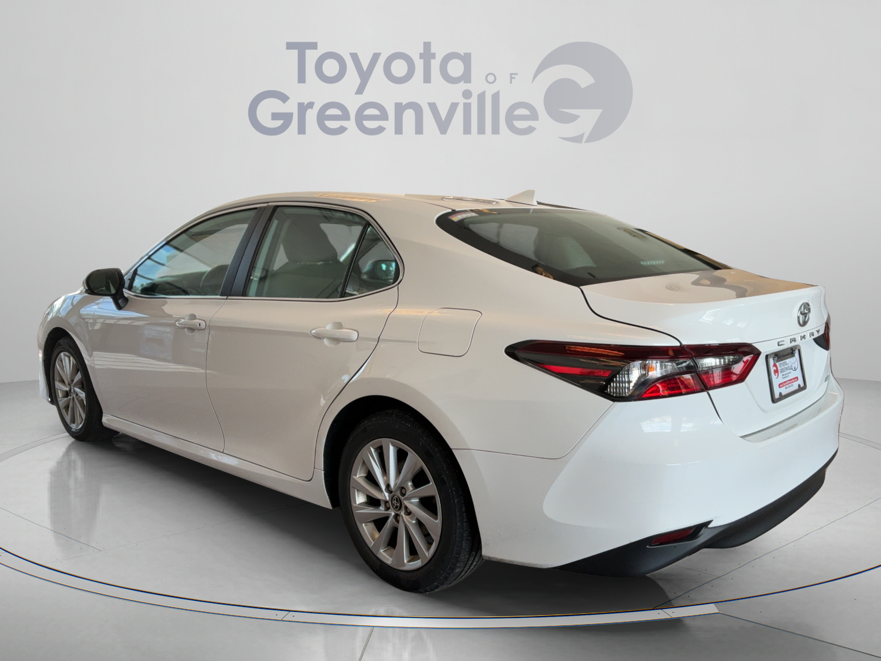 Used 2024 Toyota Camry LE w/ Convenience Package FWD image 4