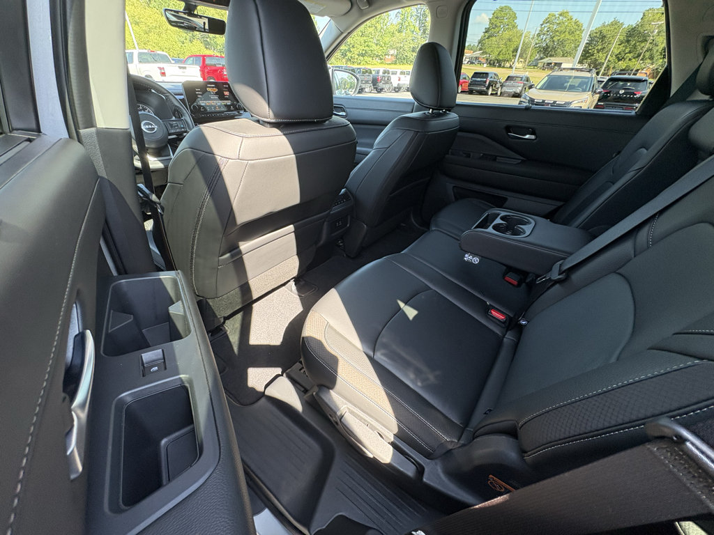 Used 2025 Nissan Pathfinder SL FWD image 21