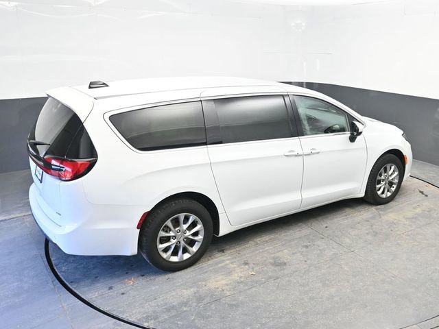 Used 2023 Chrysler Pacifica Touring-L image 25