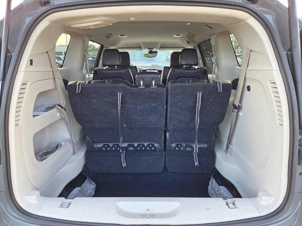 Used 2023 Chrysler Pacifica Touring-L FWD image 9