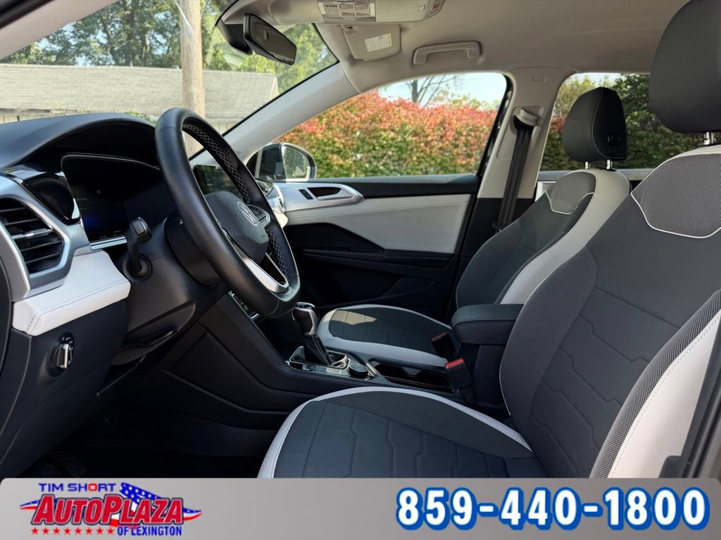 Used 2025 Volkswagen Taos SE AWD/4WD image 31