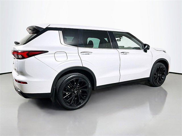 Used 2023 Mitsubishi Outlander SE image 7