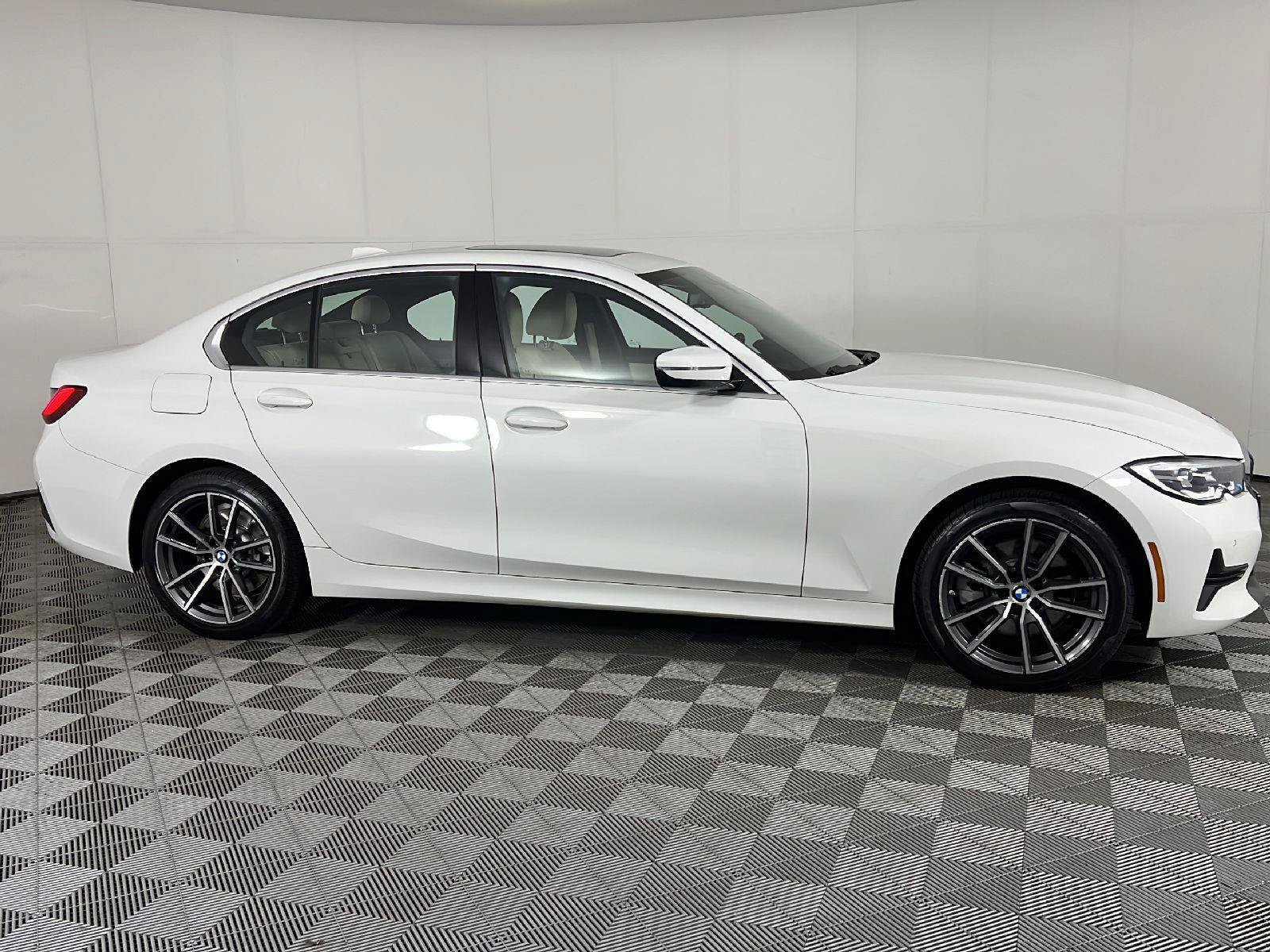 Used 2019 BMW 330i xDrive Sedan w/ Convenience Package AWD/4WD image 3
