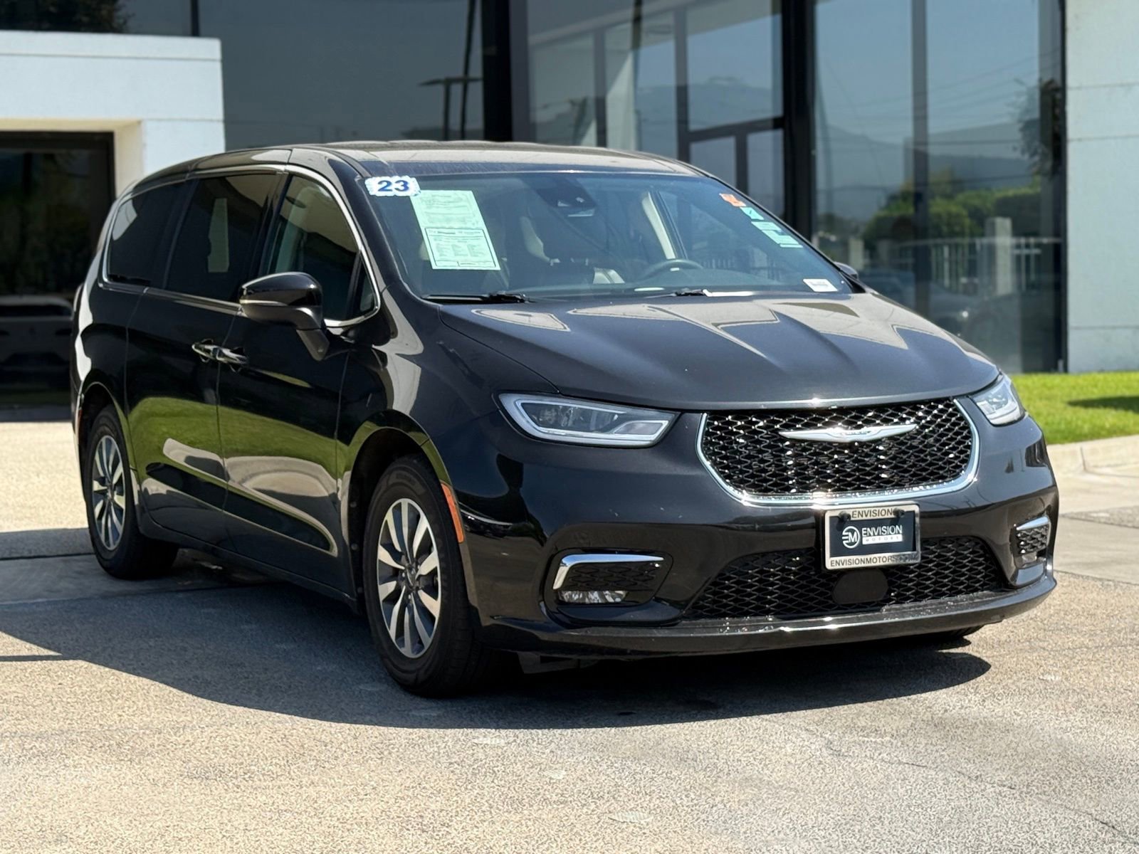 Used 2023 Chrysler Pacifica Touring-L image 8