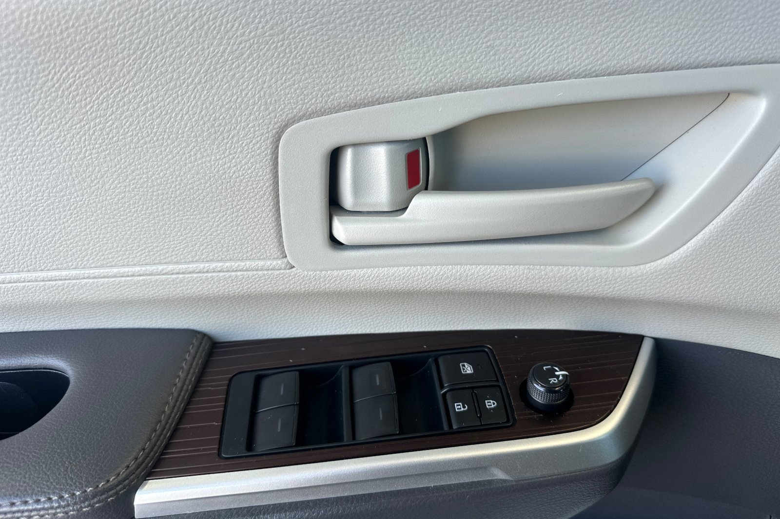 Certified 2024 Toyota Sienna LE FWD image 10