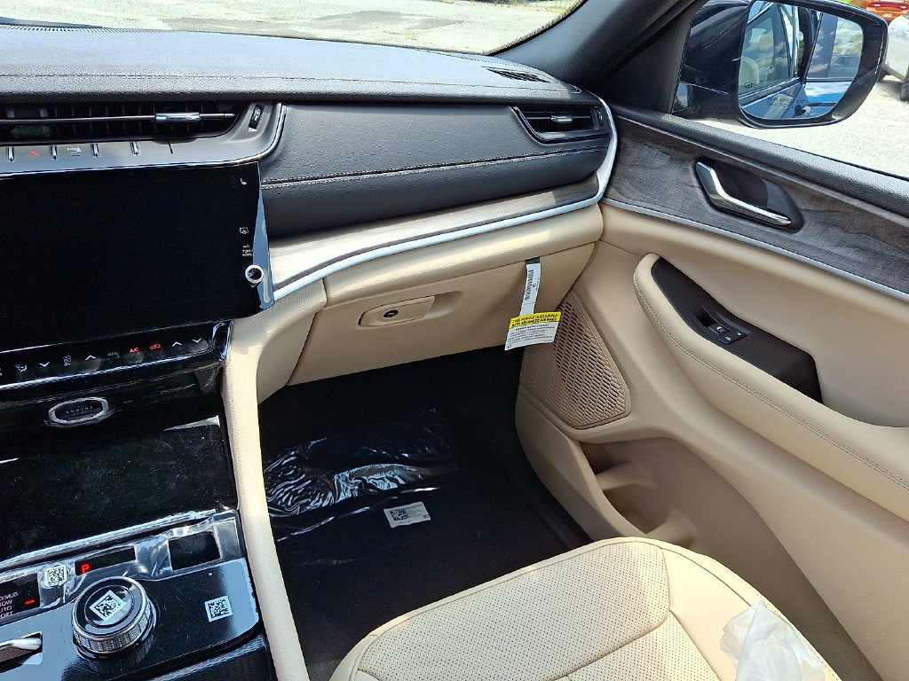 New 2026 Jeep Grand Cherokee L Limited w/ Luxury Tech Group II AWD/4WD image 12