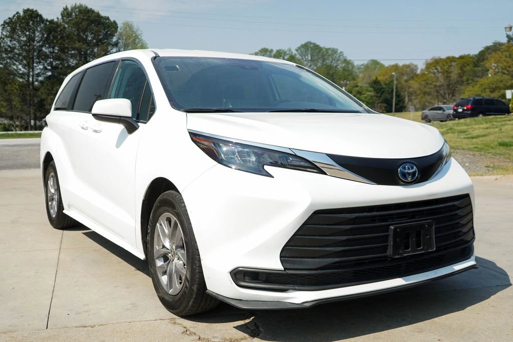 Used 2024 Toyota Sienna LE image 36