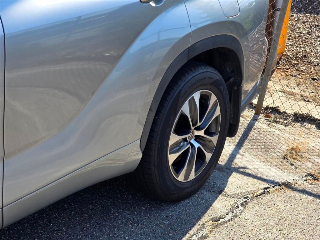 Used 2021 Toyota Highlander XLE AWD/4WD image 18