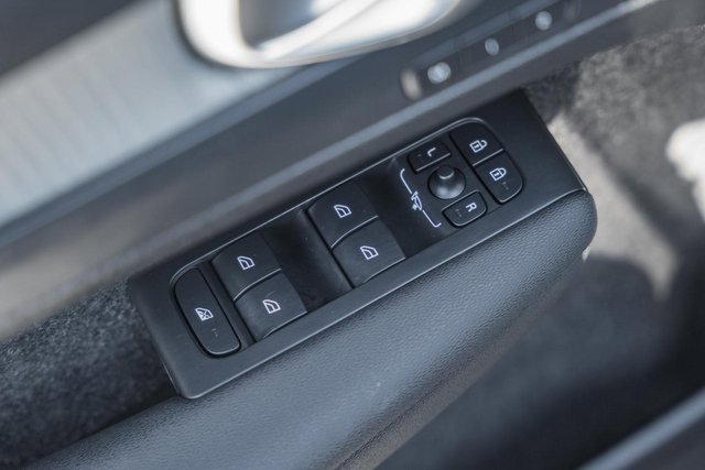 Certified 2025 Volvo XC40 B5 Plus image 38