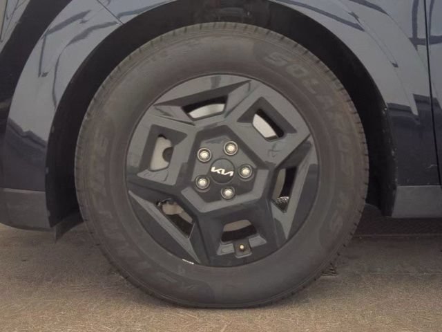 Used 2025 Kia Carnival FWD image 20
