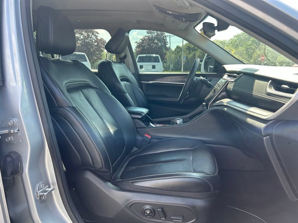 Used 2023 Jeep Grand Cherokee L Limited AWD/4WD image 9