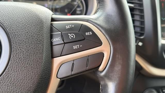 Used 2016 Jeep Cherokee Latitude w/ Cold Weather Group AWD/4WD image 9