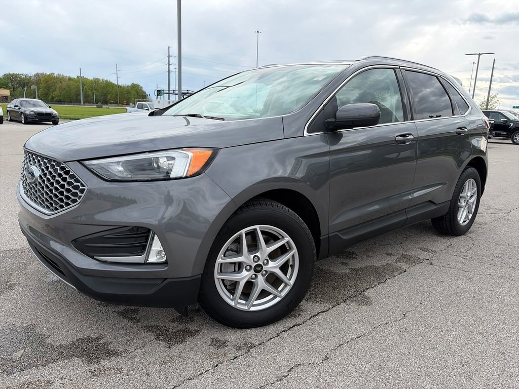 Used 2024 Ford Edge SEL w/ Convenience Package AWD/4WD image 3
