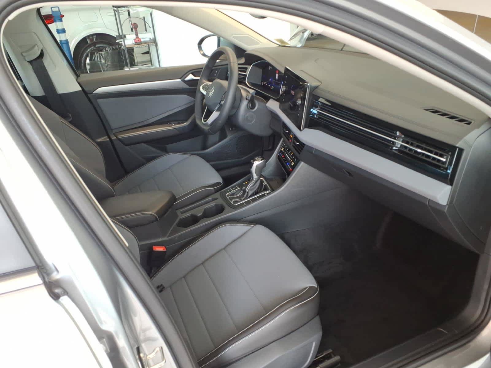 Used 2026 Volkswagen Jetta SE FWD image 23