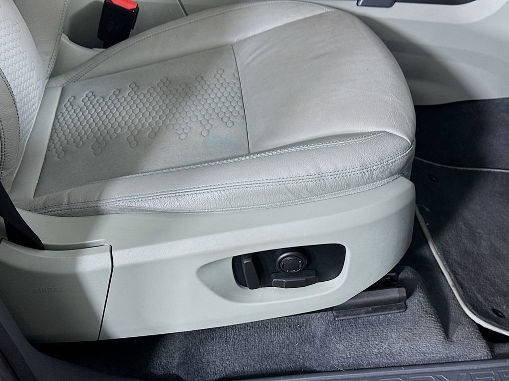 Used 2018 Land Rover Discovery Sport SE image 23