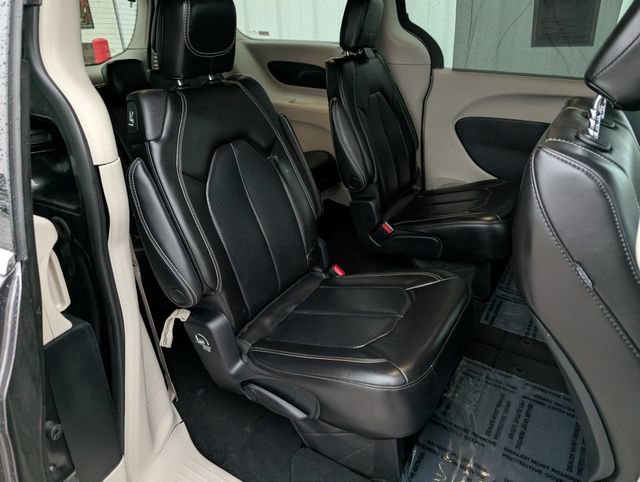 Used 2023 Chrysler Pacifica Touring-L image 27