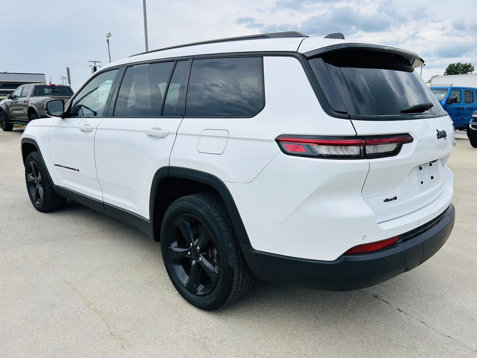 Used 2023 Jeep Grand Cherokee L Laredo AWD/4WD image 39