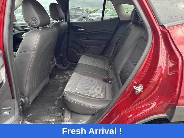 Used 2025 Chevrolet Trax LT w/ LT Convenience Package FWD image 3