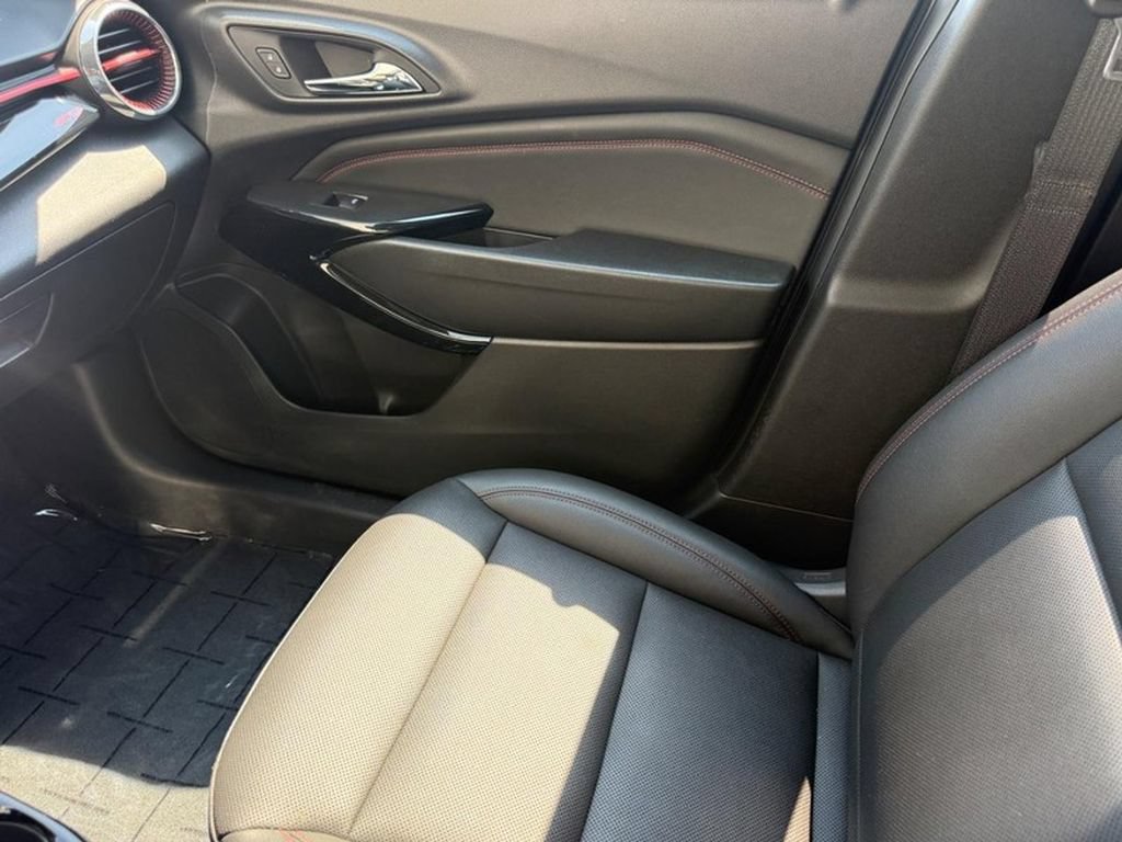 Used 2025 Chevrolet Trax RS w/ Sunroof Package FWD image 28