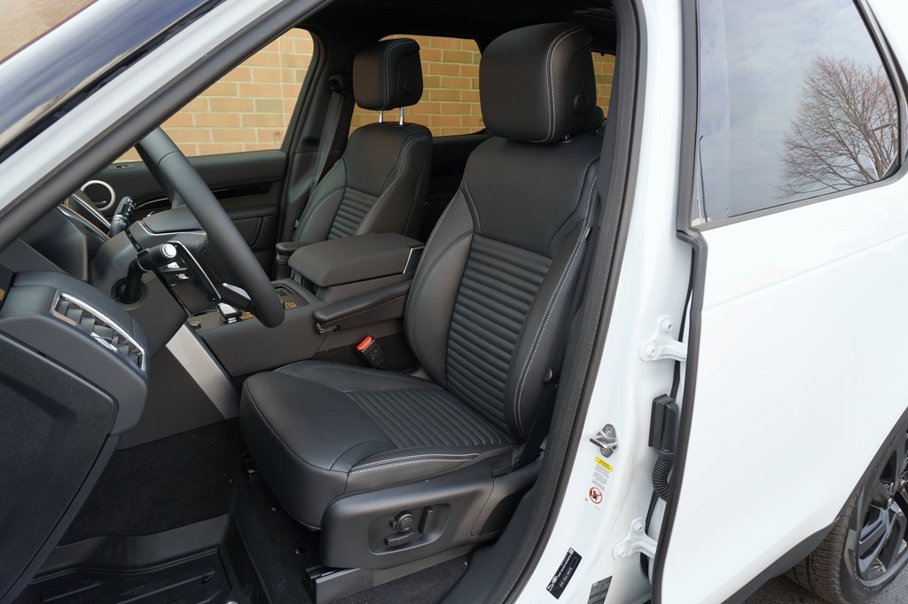 New 2025 Land Rover Discovery S image 14