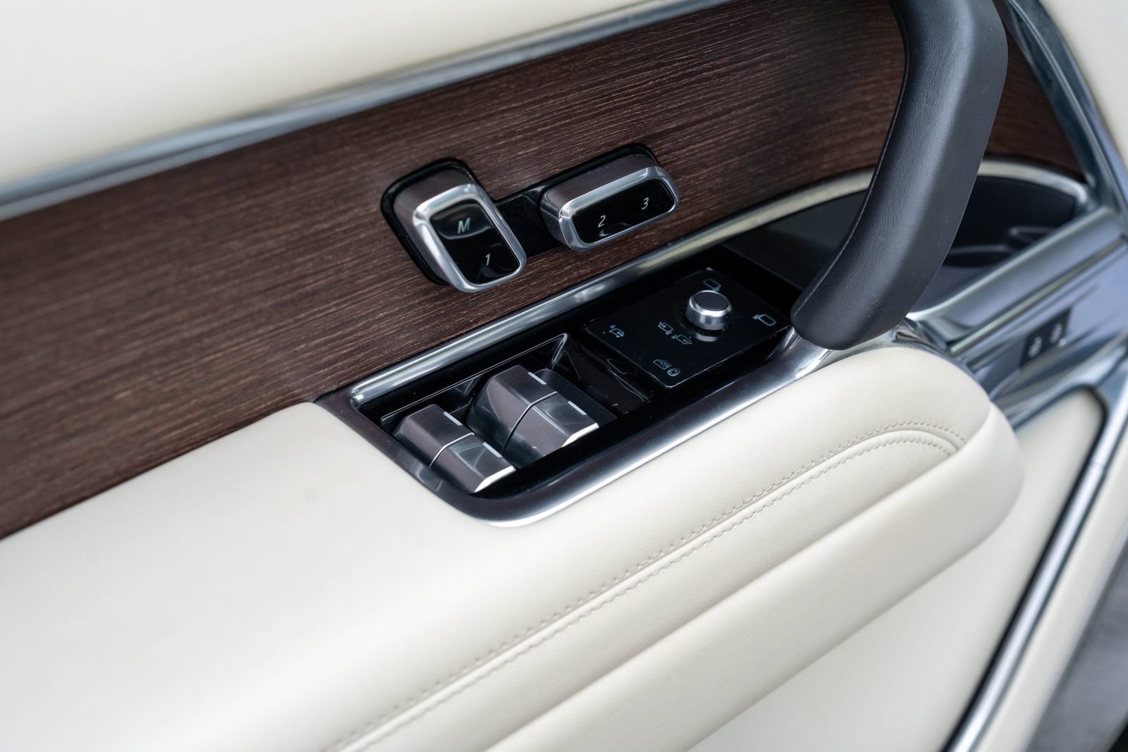 Used 2024 Land Rover Range Rover Autobiography image 16