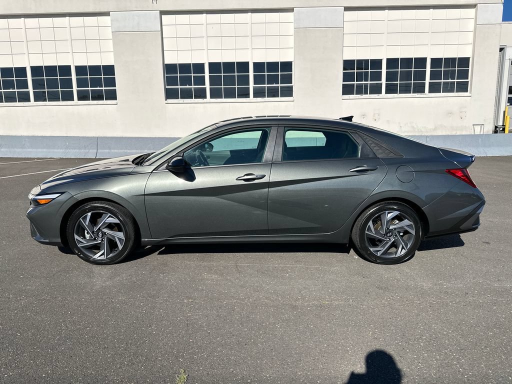 Certified 2025 Hyundai Elantra Sport FWD image 3