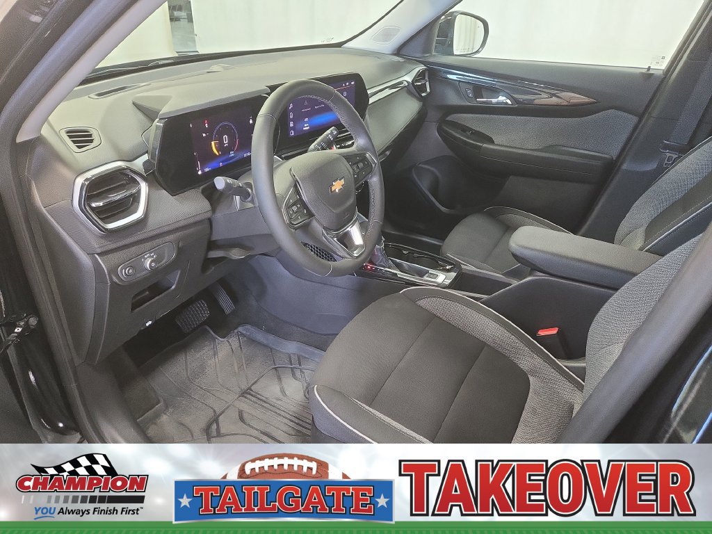 Used 2025 Chevrolet TrailBlazer LT w/ Convenience Package FWD image 2