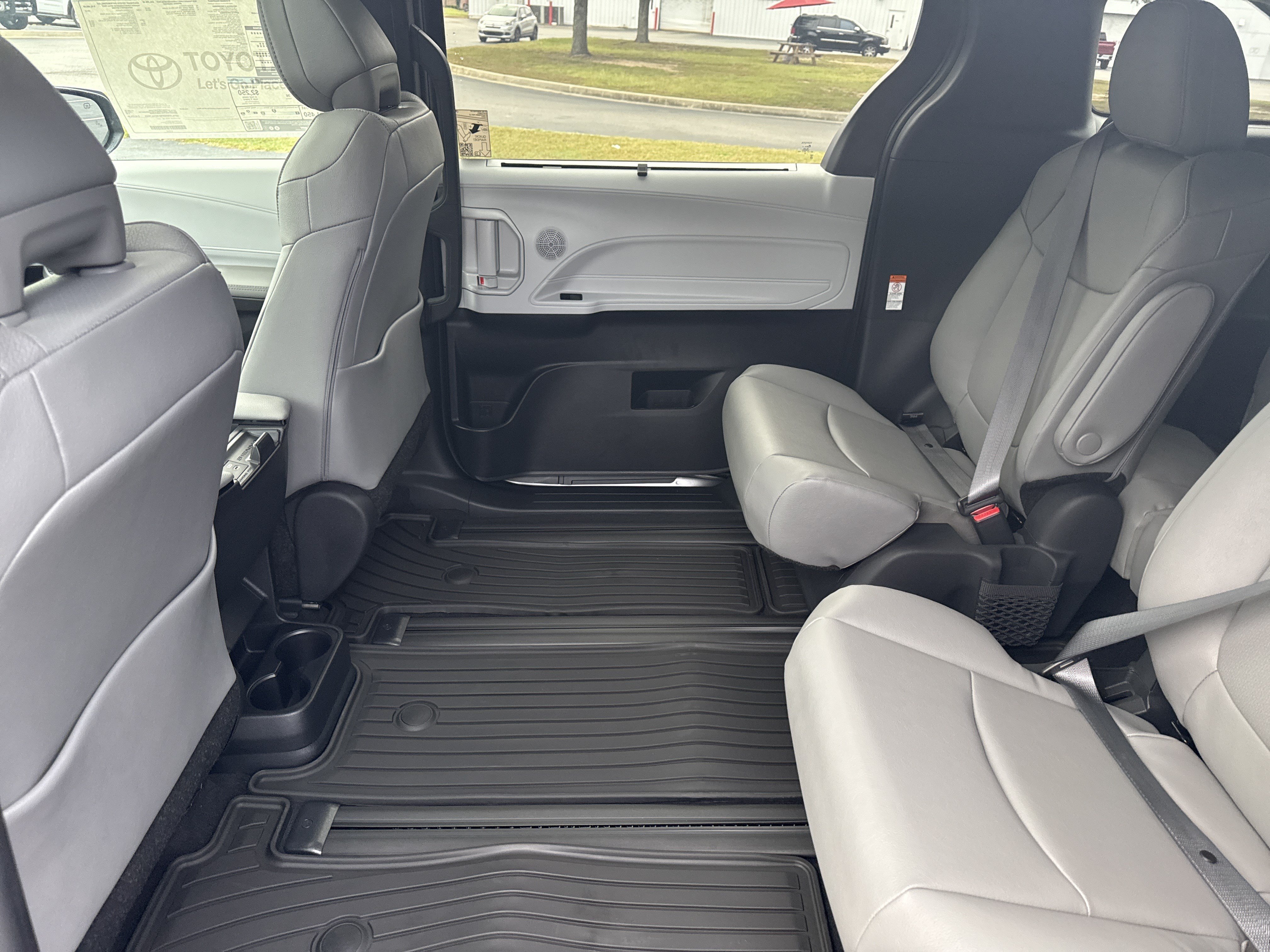 New 2025 Toyota Sienna XLE w/ XLE Plus Package FWD image 24