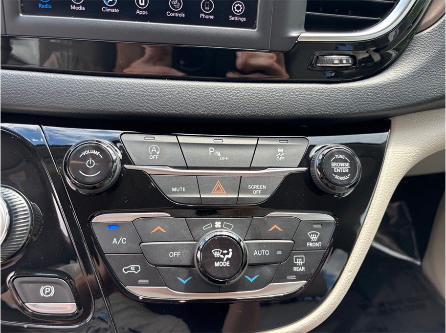 Used 2018 Chrysler Pacifica Touring-L FWD image 28