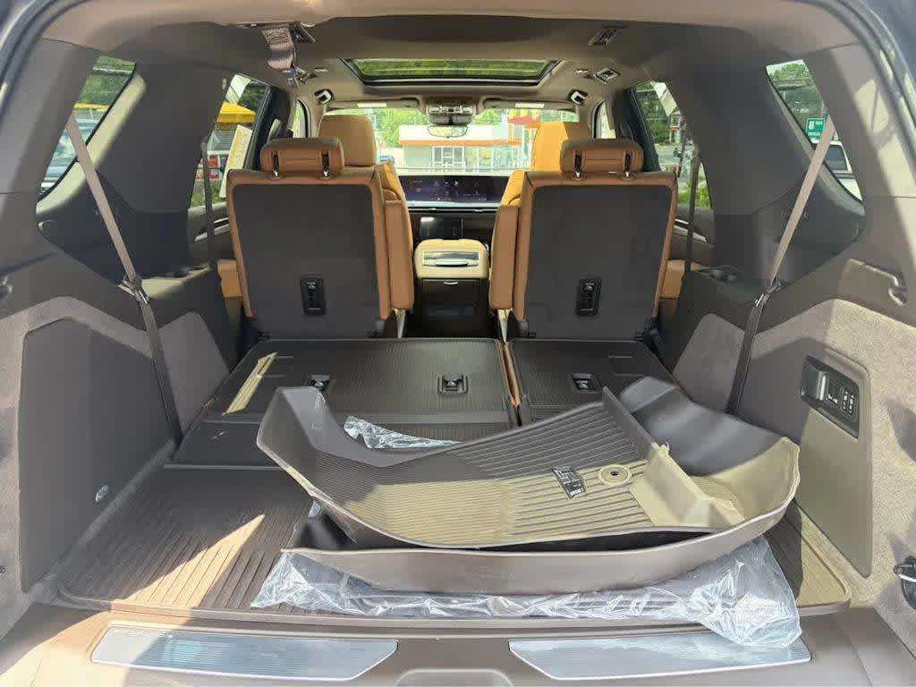 Used 2026 Cadillac Escalade Luxury w/ LPO, Floor Liner Package AWD/4WD image 19
