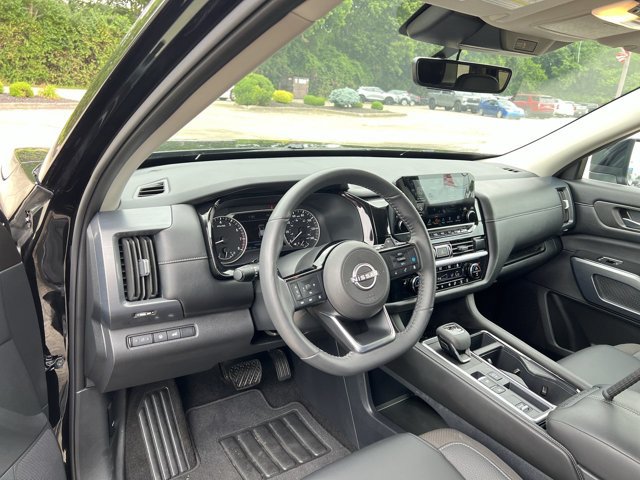 Used 2024 Nissan Pathfinder SL FWD image 10